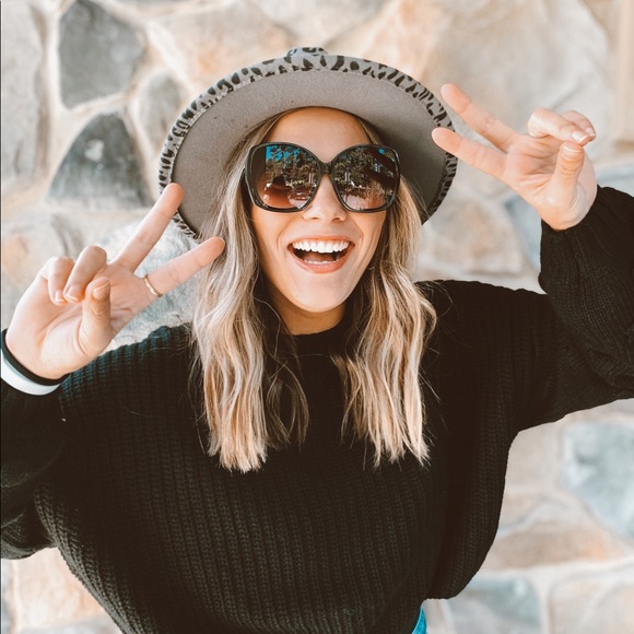 Meet your Posher, Nicole - Picture 3 of 3